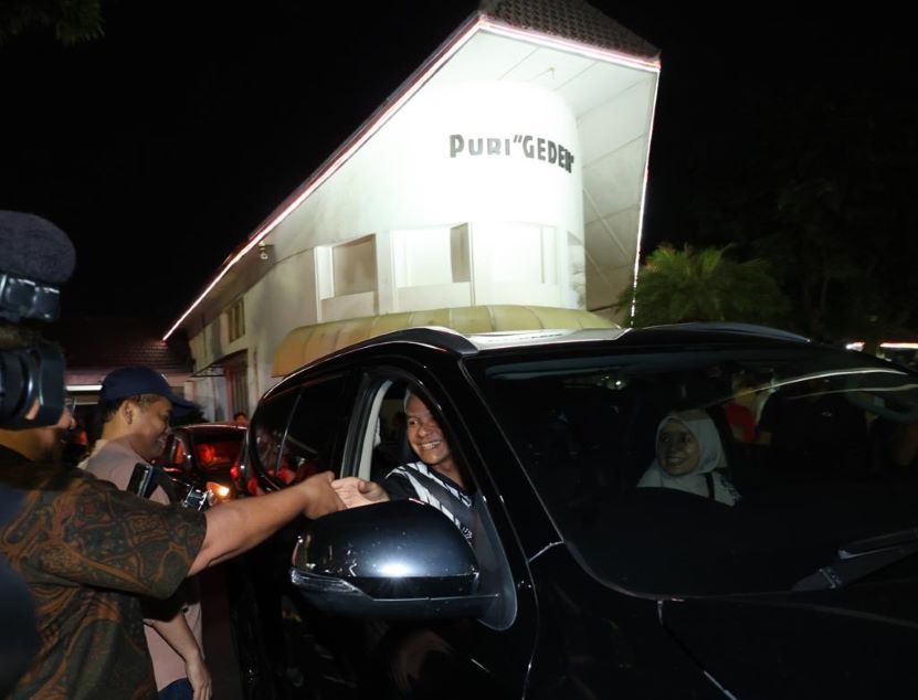 JELANG TENGAH MALAM GANJAR NYETIR SENDIRI TINGGALKAN RUMAH DINAS