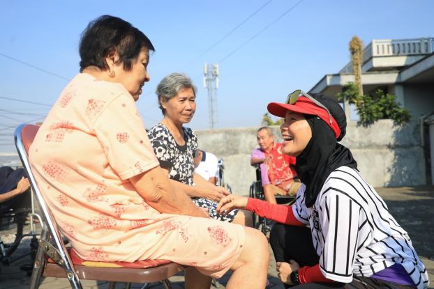 JALAN – JALAN PAGI, GANJAR DAN ISTRI MENYAPA OMA – OMA PENGHUNI PANTI WREDHA