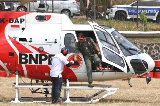 KEPALA BNPB PANTAU KARHUTLA GUNUNG ARJUNO LEWAT UDARA