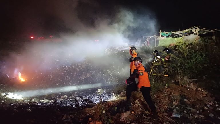 ASAP TEBAL KEBAKARAN TPA KOPI LUHUR KOTA CIREBON, 1500 KK WARGA MENGUNGSI