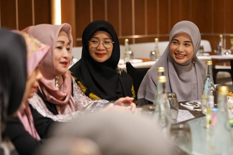 SETIA DAMPINGI GANJAR, ATIQOH DISKUSI BARENG NYAI DAN NING DI SURABAYA