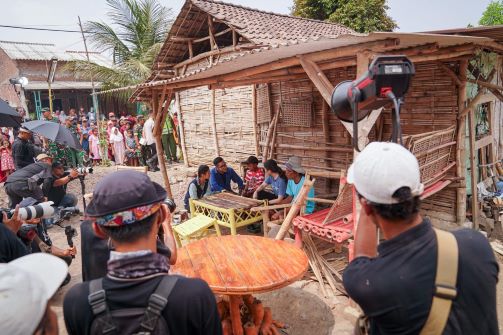 MAHASISWA DAN KOMUNITAS FILM SURABAYA SYUTING REALITY SHOW BEDAH RUMAH