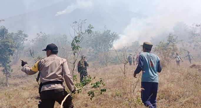 MEDAN BERAT SULITKAN PEMADAMAN KARHUTLA LERENG GUNUNG AGUNG KARANGASEM
