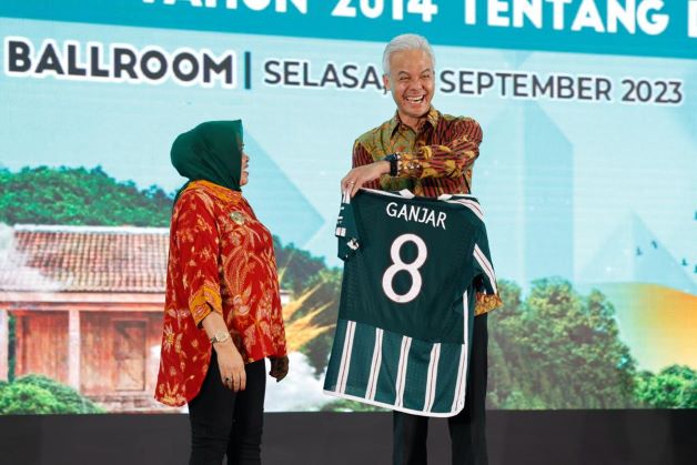 ISYARAT JADI PRESIDEN KE-8 RI, GANJAR DIBERI JERSEY MU NOMOR PUNGGUNG 8