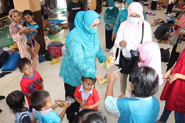 PKK Banjar Salurkan Bantuan dan Hibur Pengungsi