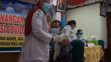 Jadi Peserta Pertama Vaksinasi Covid-19, Ketua DPRD Mentawai Ajak Masyarakat Tidak Takut Divaksin