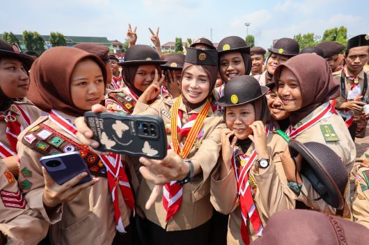 DEKATNYA ATIKOH DENGAN SISWA SMKN JATENG PADA APEL BESAR PRAMUKA