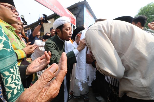 GANJAR KUNJUNGI PONPES GEDONGAN CIREBON, SANTRIWATI MALAH CARI ALAM