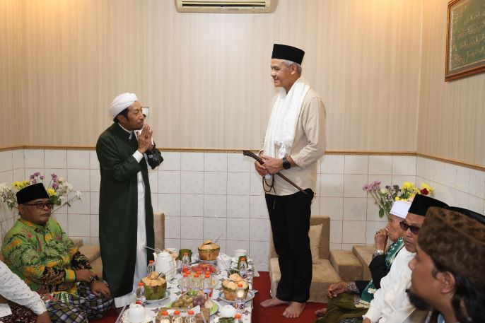 SIMBOL PEMIMPIN, GANJAR DIHADIAHI TONGKAT DI PONPES GEDONGAN CIREBON