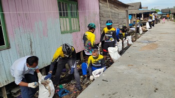 Warga Desa Tarjun Bersinergi Dengan Komunitas Sepeda Bersihkan Lingkungan 