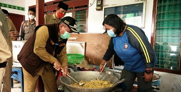Bantu Masak Di Dapur Umum, Wabup Mujib Imron Terus Salurkan Kebutuhan Warga Terdampak Banjir