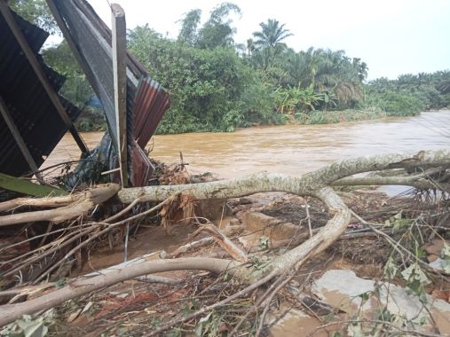DITERJANG BANJIR BANDANG, KAWASAN WISATA AEK PALA LABUHAN BATU DITUTUP