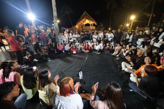 KAMPANYE DI PANTAI LUSIANA KUPANG NTT, GANJAR TERIMA KADO LAGU SPESIAL