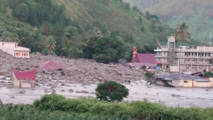 BANJIR BANDANG DI HUMBANG HASUNDUTAN, SATU WARGA MENINGGAL, RATUSAN MENGUNGSI
