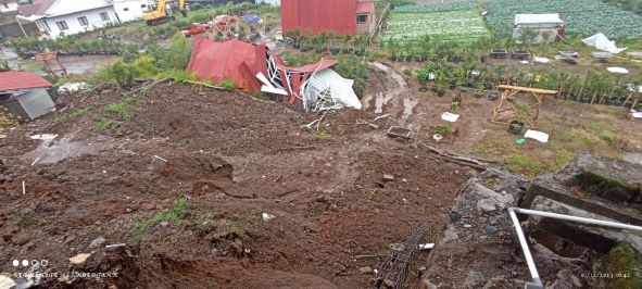 TANAH LONGSOR DI MAGELANG TELAN SATU KORBAN JIWA