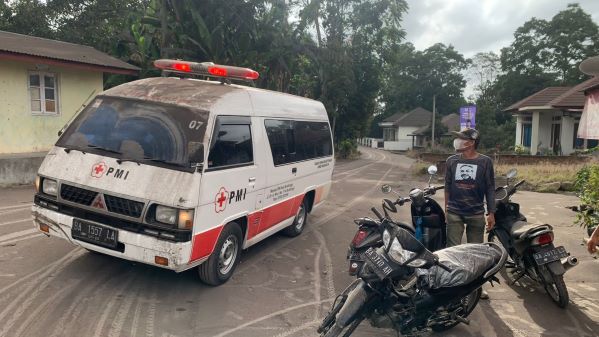 GUNUNG MARAPI DI SUMBAR MELETUS, KOLOM ABU SETINGGI 3000 METER