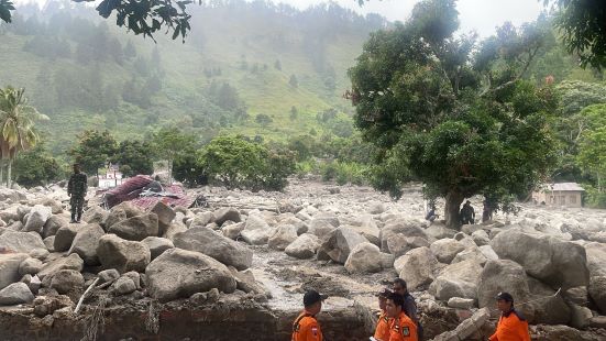 BUTUH ANJING PELACAK GUNA CARI KORBAN BANJIR BATU DI HUMBANG HASUNDUTAN