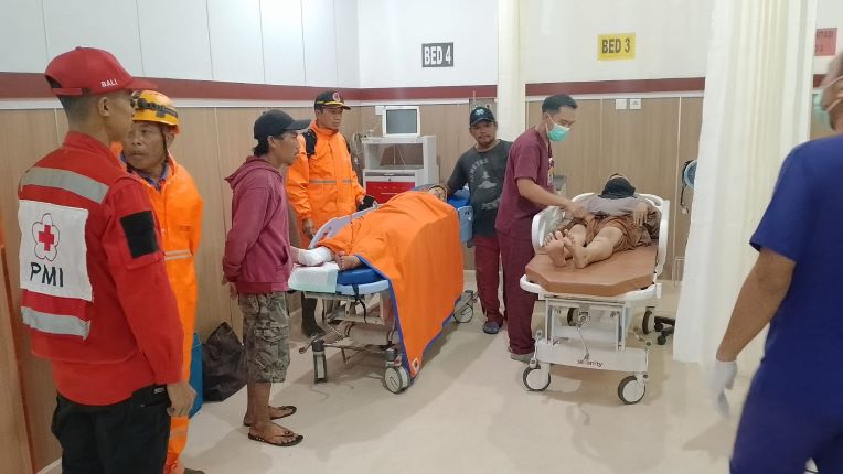 LONGSOR DI KARANGASEM RENGGUT SATU KORBAN JIWA DAN DUA LUKA - LUKA