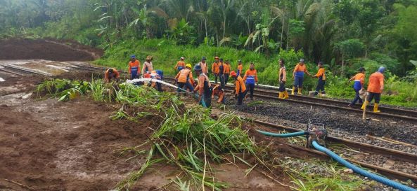 LONGSOR TUTUP JALUR KERETA DI BANYUMAS, PT KAI ALIHKAN 16 PERJALANAN