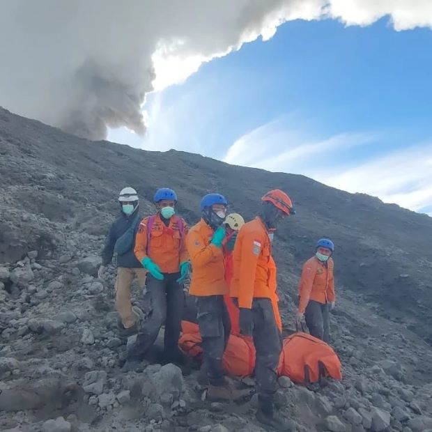HUJAN ABU MARAPI, PEMKAB AGAM IMBAU WARGA KURANGI AKTIVITAS LUAR RUMAH