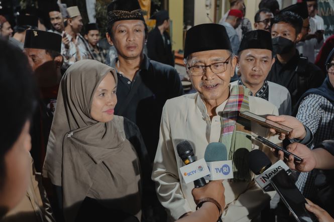 DUKUNGAN KYAI DAN HADIAH PUISI SANTRI KRAPYAK BANTUL UNTUK ATIKOH GANJAR