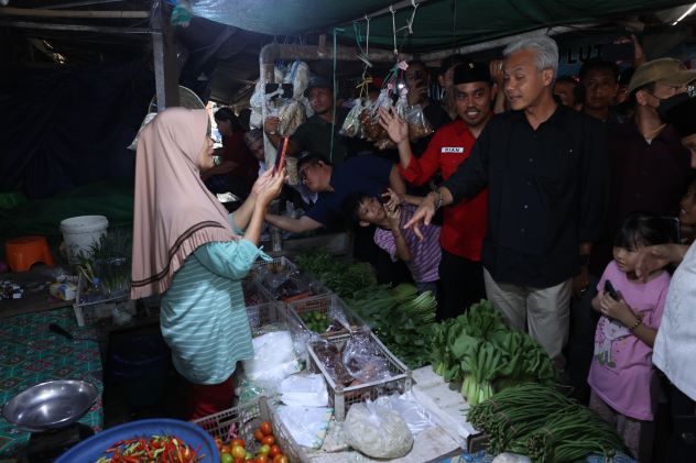 BERTEMU PEDAGANG PASAR TRADISIONAL, INI SOLUSI GANJAR ATASI KENAIKAN HARGA PANGAN