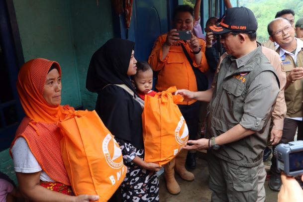 KABUPATEN SUKABUMI DARURAT LONGSOR, BNPB DROPPING BANTUAN UNTUK KORBAN