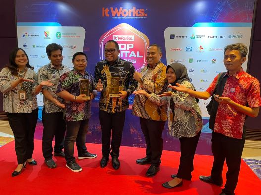 PEMKAB KUTIM RAIH PENGHARGAAN IT WORKS TOP DIGITAL AWARDS 2023