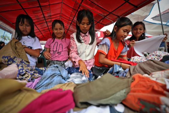 MELIHAT LOKASI PENGUNGSIAN WARGA KORBAN BANJIR BANDANG HUMBANG HASUNDUTAN