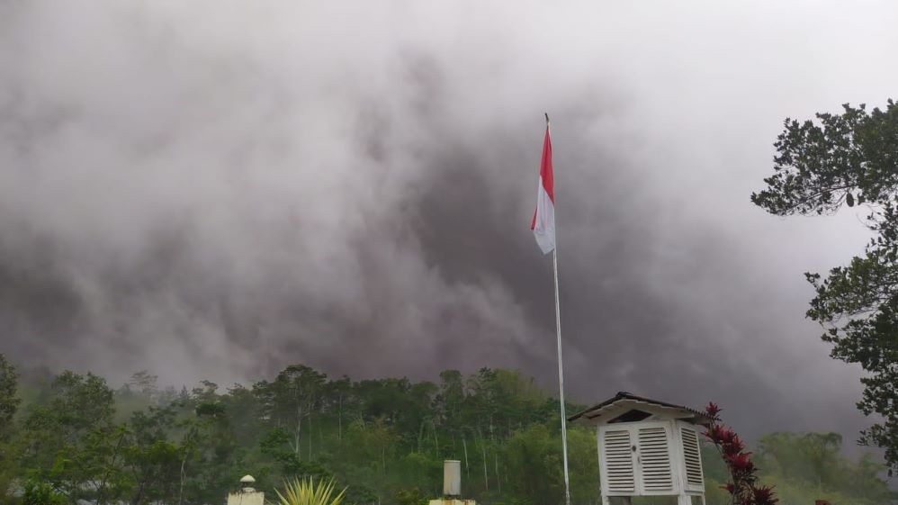 GUNUNG MERAPI MUNTAHKAN APG, BOYOLALI DAN MAGELANG HUJAN CAMPUR ABU VULKANIK