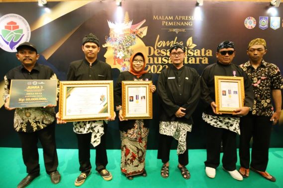 BUPATI TEGAL DAN DESA GUCI RAIH PENGHARGAAN NASIONAL DESA WISATA NUSANTARA 2023