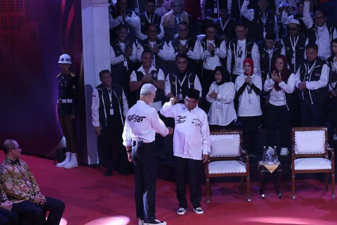 GANJAR MAHFUD TOS ALA ANAK MUDA, DISAMBUT ANTUSIAS RATUSAN PENDUKUNGNYA