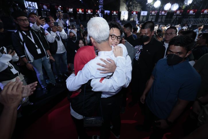 TOS ALAM DAN SENYUM MENAWAN ATIKOH, SUPLEMEN SEMANGAT DEBAT GANJAR
