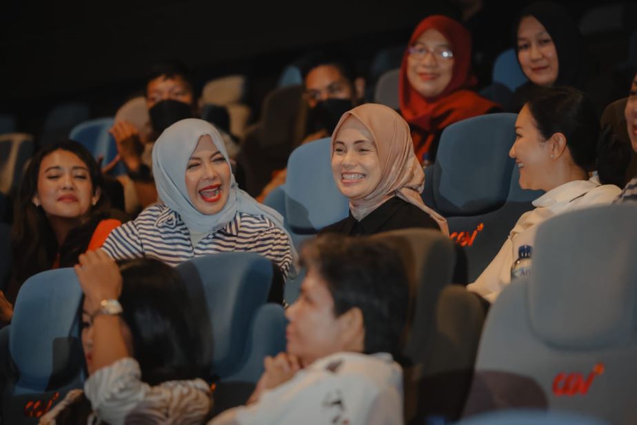 ATIKOH NOBAR JATUH CINTA SEPERTI DI FILM – FILM, KUALITASNYA BINTANG LIMA
