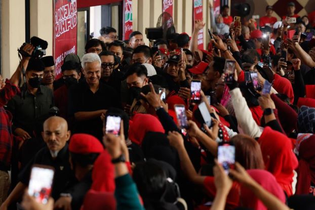 GANJAR SIAP EVALUASI OMNIBUS LAW CIPTA KERJA