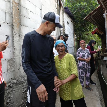 IBU DI KARAWANG NANGIS CURHAT KE GANJAR, CARI KERJA HARUS NYOGOK RP 8 JUTA
