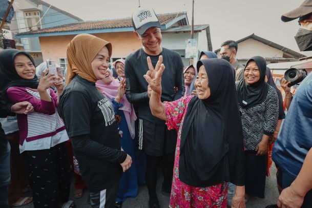 KAMPANYE SEHAT, ATIKOH GANJAR SENAM BARENG WARGA KARAWANG