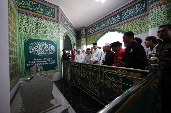 LAWATAN KE KARAWANG, GANJAR ZIARAH KE MAKAM SYEKH QURO