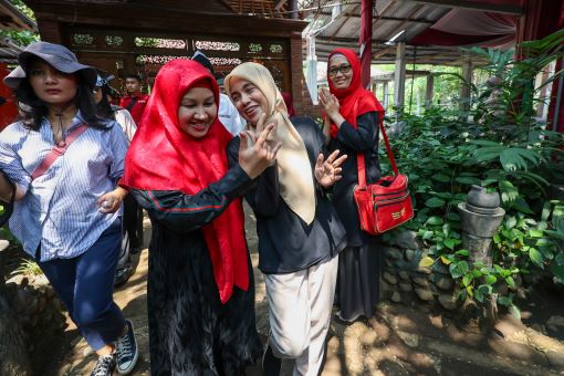 NYAI FAIZAH SAID SEMARANG BERBUNGA – BUNGA BISA MEMELUK ERAT ATIKOH GANJAR