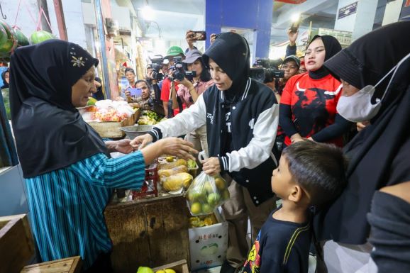 ATIKOH BELANJA DAN DENGAR KELUH KESAH PEDAGANG PASAR DI MADIUN