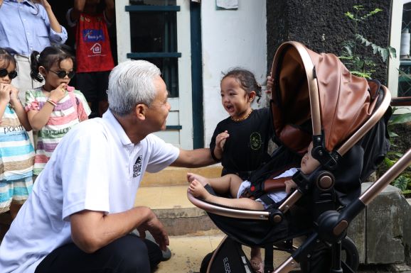 MENGINAP DI RUMAH GURU NGAJI, GANJAR KOMITMEN BERI INSENTIF SELURUH GURU AGAMA