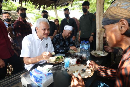 GANJAR MAKAN NASI JAGUNG LEYE BARENG WARGA WONOSOBO