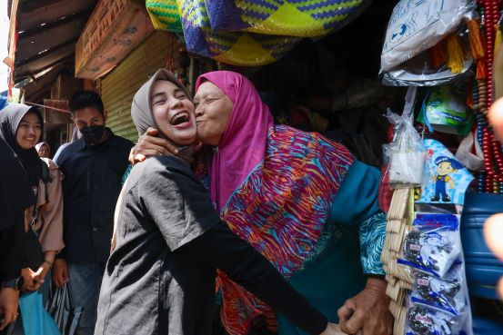 YEL - YEL ATIKOH WAE IBU NEGARANE MENGGEMA DI PASAR PAGOTAN MADIUN