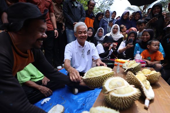 WARGA WONOSOBO PERSEMBAHKAN DURIAN UNTUK GANJAR