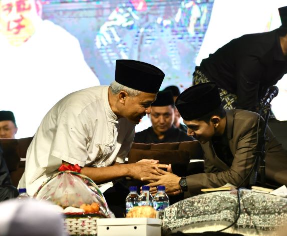 PULUHAN RIBU WARGA BERSALAWAT BARENG GANJAR DAN HABIB ZAIDAN DI TEMANGGUNG