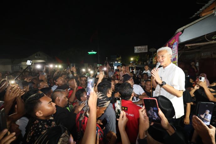 MOMEN GANJAR DIHADANG KORBAN KEBAKARAN PASAR DI MAGELANG