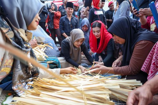 ATIKOH GANJAR LESEHAN BARENG WARGA TRENGGALEK, BELAJAR BIKIN BESEK