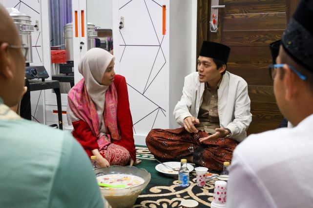 GUS IQDAM PUJI ATIKOH GANJAR MASIH MUDA DAN TAWADHU
