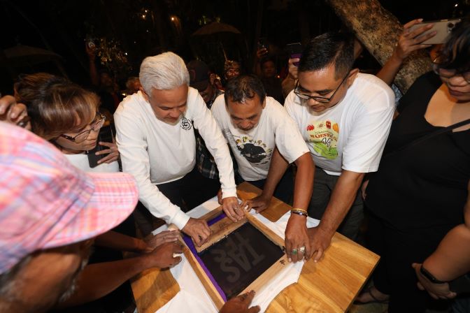 ALUMNI UGM INISIASI GERAKAN KAOS RAKYAT DUKUNG GANJAR