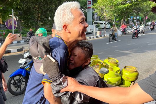 NINGSIH, PENJUAL GAS ELPIJI YOGYAKARTA MENANGIS BERTEMU GANJAR DI JALAN 